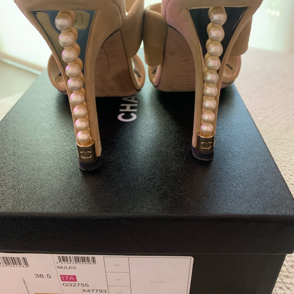 CHANEL suede mules with Pearl heels - Picture 6 of 8